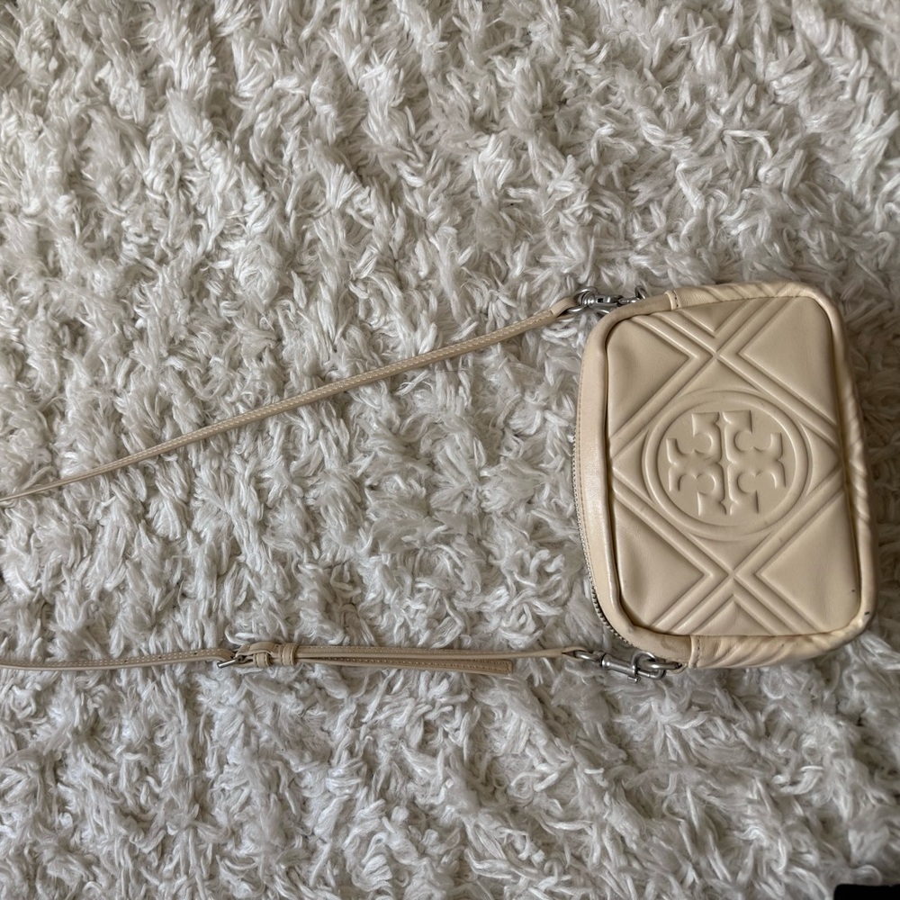 Tory Burch Quilted Logo Crossbody Bag in Cream - Picture 2 of 5
